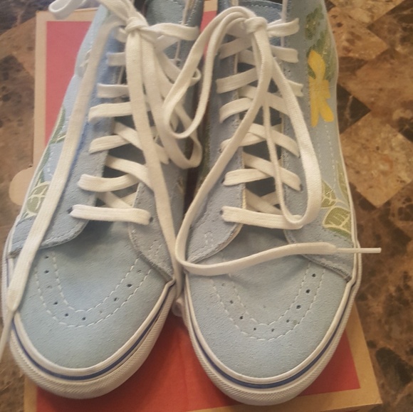 Vans Shoes - Vans Doren in Hawaiian Print.